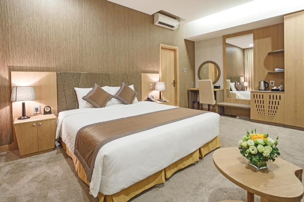 Phòng premier deluxe Mường Thanh Grand Saigon Centre Hotel