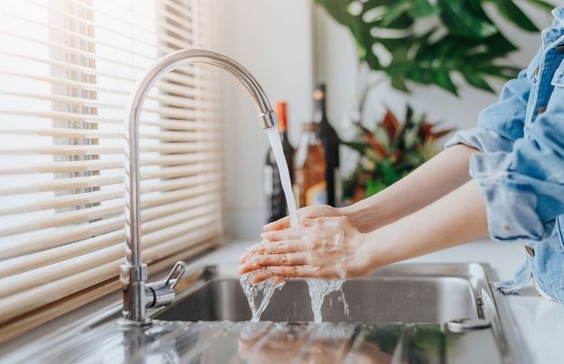 Rửa tay thường xuyên bằng xà phòng hoặc dung dịch sát khuẩn